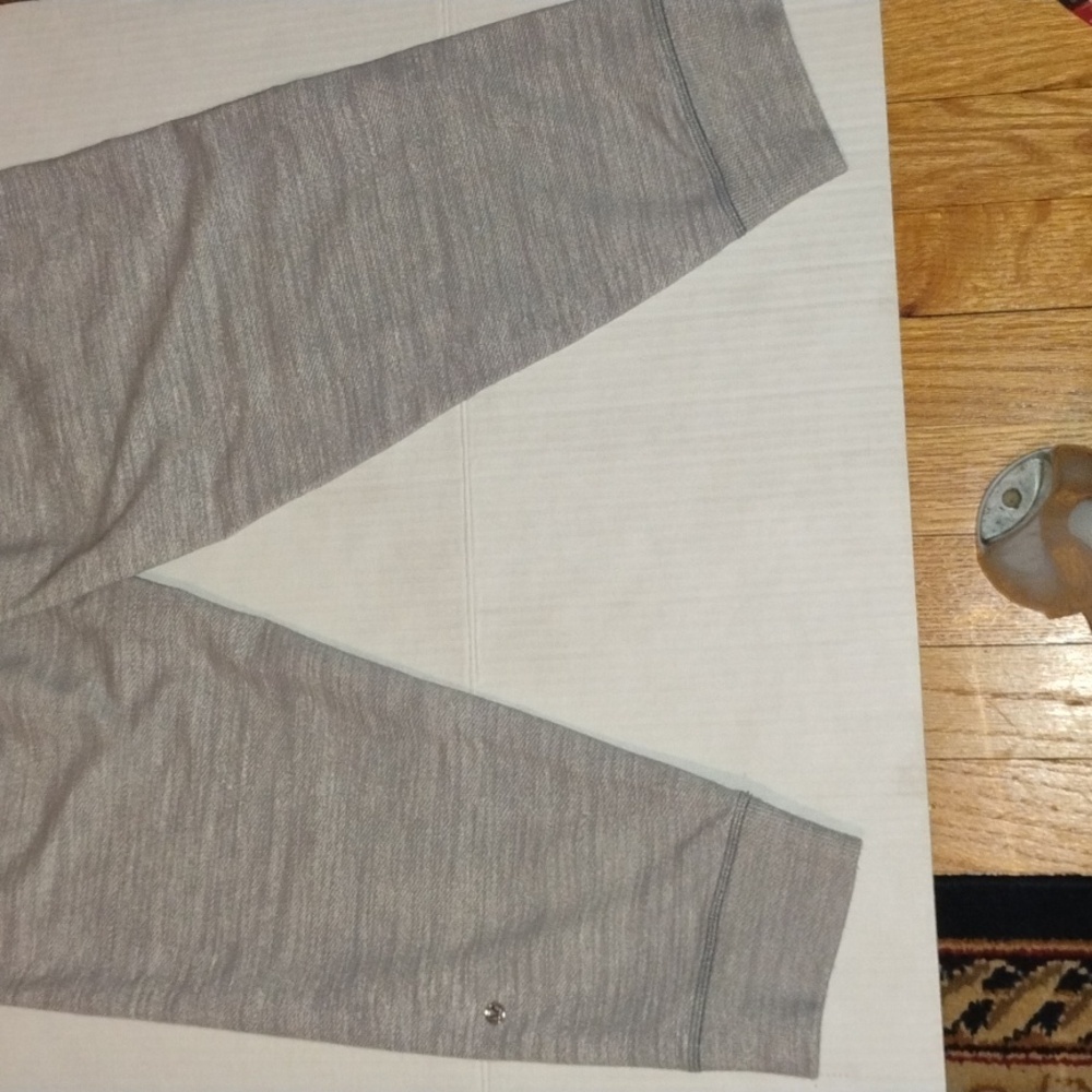 lululemon athletica Tea Lounge Crop Joggers. Womens size 6. Heather Gray color. - Picture 13 of 15
